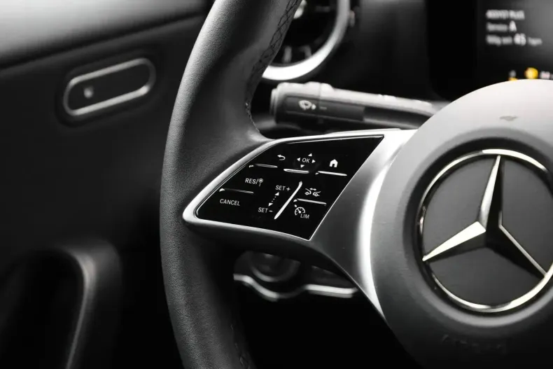 Mercedes-Benz CLA 180 din 2024 cu 12.390 km - oferta MER166833 - foto 12