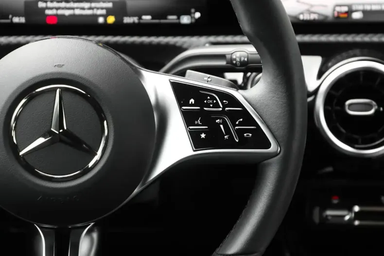 Mercedes-Benz CLA 180 din 2024 cu 12.390 km - oferta MER166833 - foto 13