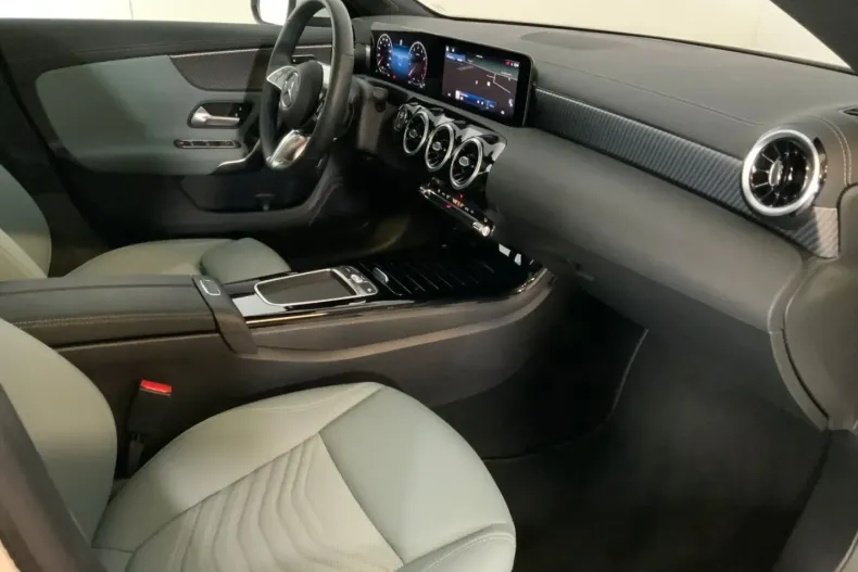 Mercedes-Benz CLA 180 din 2024 cu 9.157 km - oferta MER166834 - foto 11