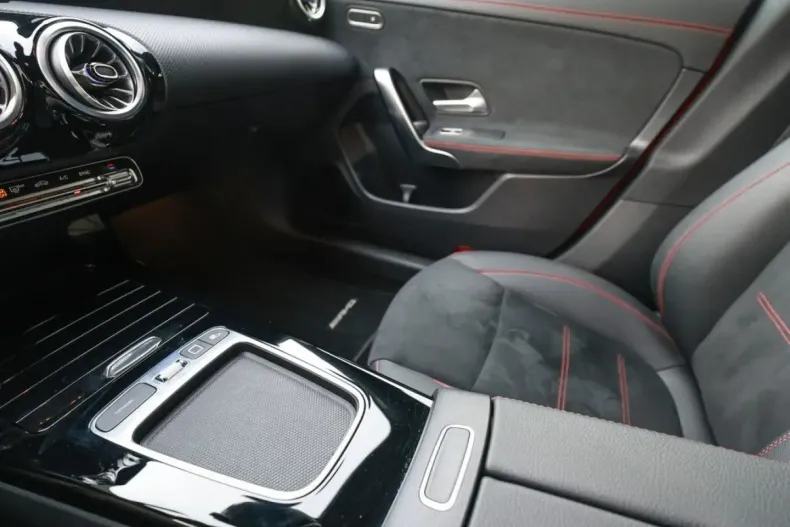 Mercedes-Benz CLA 200 din 2024 cu 6.177 km - oferta MER166849 - foto 14