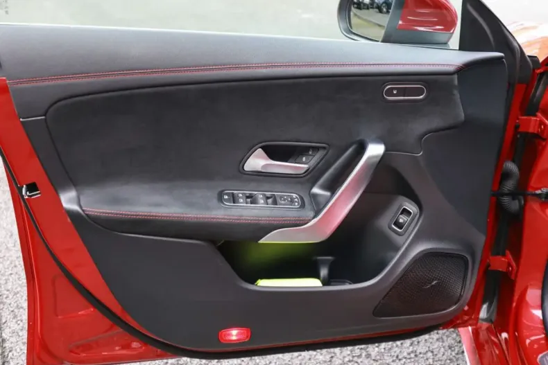 Mercedes-Benz CLA 200 din 2024 cu 6.177 km - oferta MER166849 - foto 22