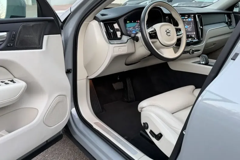 Volvo XC60 din 2024 cu 16.900 km - oferta VOL168115 - foto 8