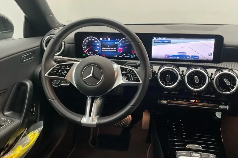 Mercedes-Benz CLA 180 din 2024 cu 9.457 km - oferta MER168184 - foto 6