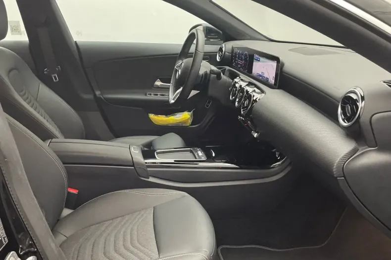 Mercedes-Benz CLA 180 din 2024 cu 9.457 km - oferta MER168184 - foto 8