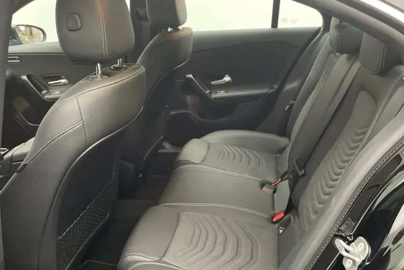 Mercedes-Benz CLA 180 din 2024 cu 9.457 km - oferta MER168184 - foto 9