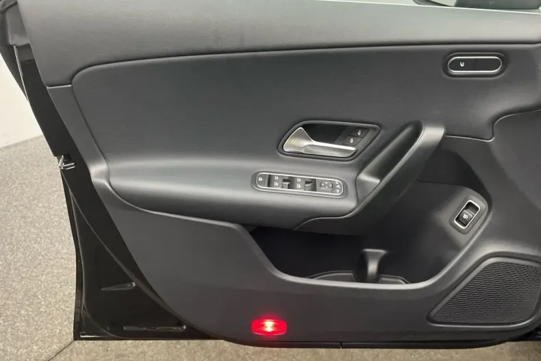 Mercedes-Benz CLA 180 din 2024 cu 9.457 km - oferta MER168184 - foto 10