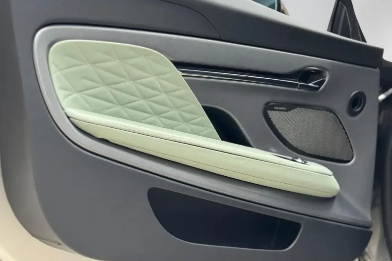 Aston Martin DB12 din 2025 cu 3.500 km - oferta AST168295 - foto 3