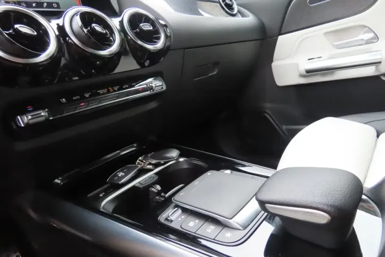 Mercedes-Benz GLA 200 din 2021 cu 53.608 km - oferta MER168322 - foto 12