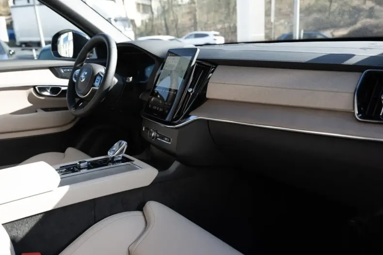 Volvo XC90 din 2025 cu 9.750 km - oferta VOL168469 - foto 5