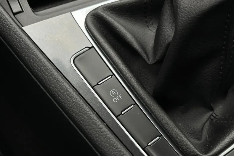 Volkswagen Golf din 2020 cu 44.900 km - oferta VOL168995 - foto 29