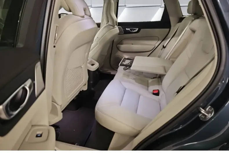 Volvo XC60 din 2025 cu 5.000 km - oferta VOL169245 - foto 8