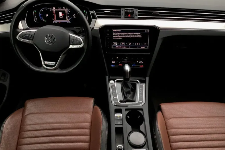 Volkswagen Passat Variant din 2022 cu 64.678 km - oferta VOL169356 - foto 3