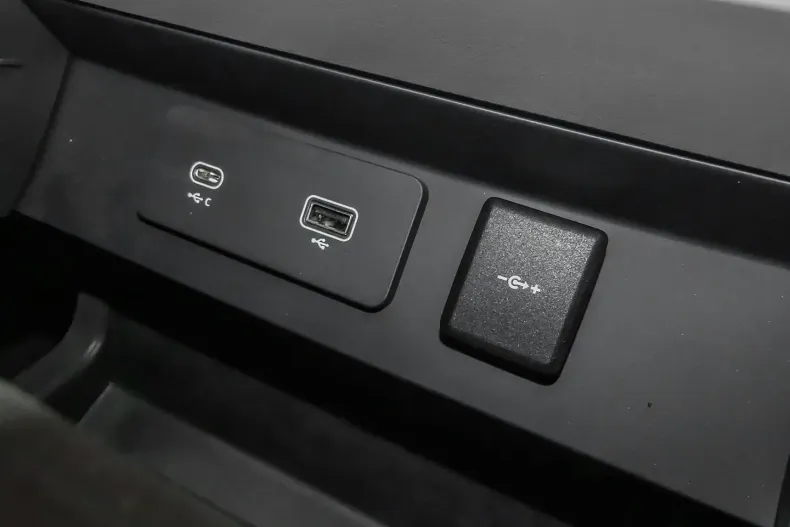 Land Rover Defender din 2023 cu 26.040 km - oferta LAN169629 - foto 16