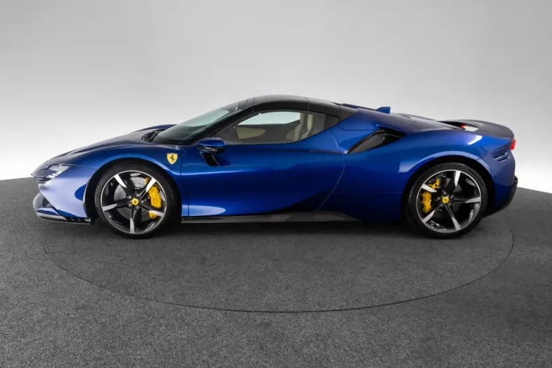 Ferrari SF90 din 2023 cu 2.300 km - oferta FER169719 - foto 3