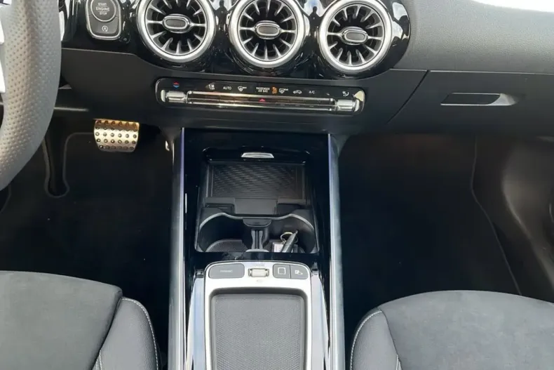 Mercedes-Benz GLA 180 din 2025 cu 3.585 km - oferta MER170259 - foto 12