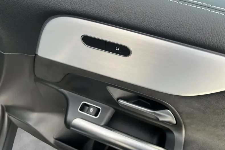 Mercedes-Benz GLA 180 din 2025 cu 3.585 km - oferta MER170259 - foto 17