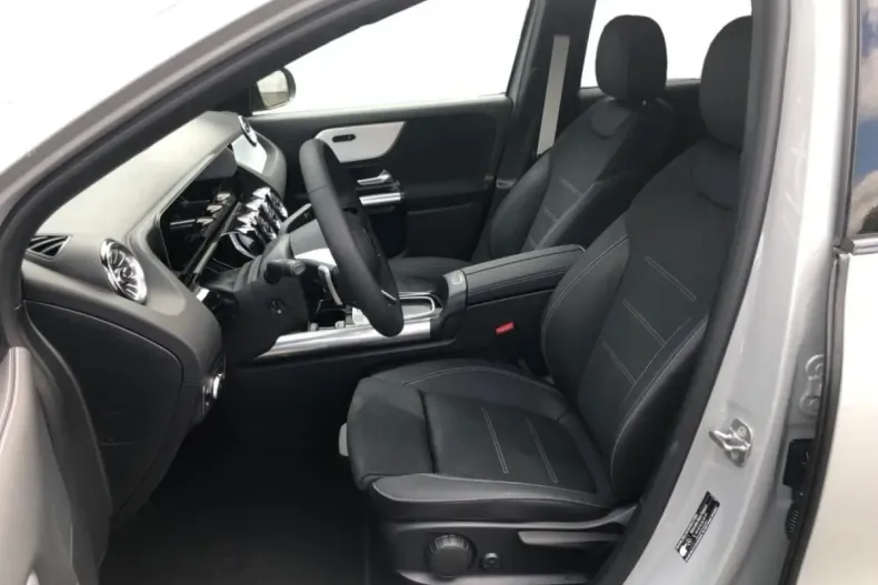 Mercedes-Benz GLA 180 din 2025 cu 8.913 km - oferta MER170260 - foto 5