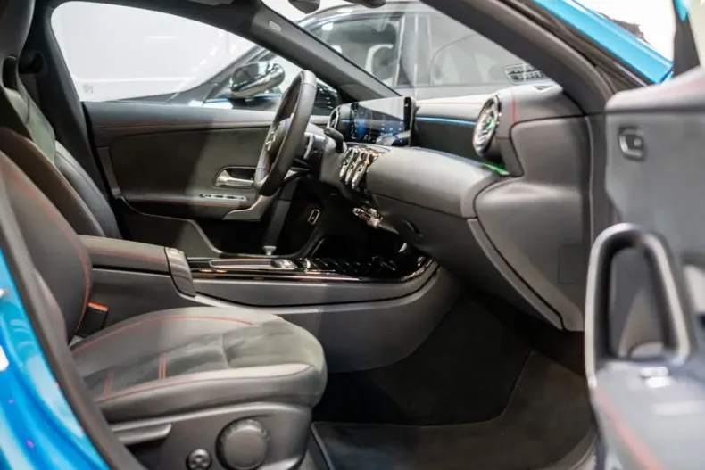 Mercedes-Benz CLA 250 din 2025 cu 6.040 km - oferta MER170261 - foto 2