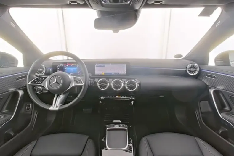 Mercedes-Benz CLA 180 din 2025 cu 17.479 km - oferta MER170263 - foto 5