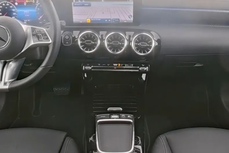 Mercedes-Benz CLA 180 din 2025 cu 17.479 km - oferta MER170263 - foto 8