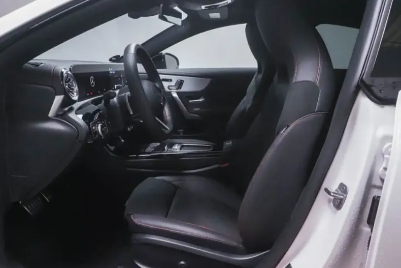 Mercedes-Benz CLA 200 din 2024 cu 12.726 km - oferta MER170291 - foto 5