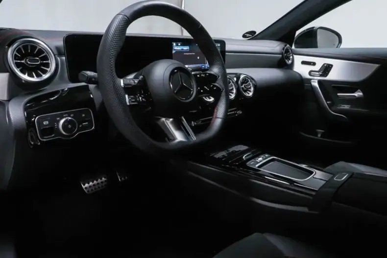 Mercedes-Benz CLA 200 din 2024 cu 12.726 km - oferta MER170291 - foto 6