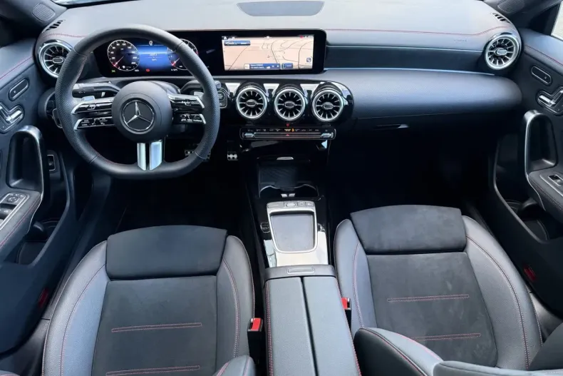 Mercedes-Benz CLA 200 din 2025 cu 3.800 km - oferta MER170292 - foto 16