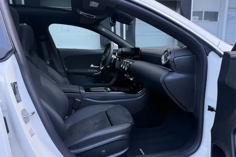 Mercedes-Benz CLA 200 din 2025 cu 3.800 km - oferta MER170292 - foto 25
