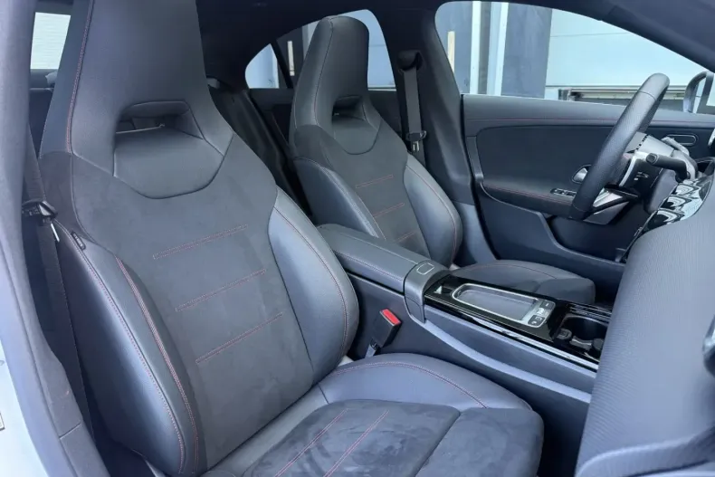 Mercedes-Benz CLA 200 din 2025 cu 3.800 km - oferta MER170292 - foto 27