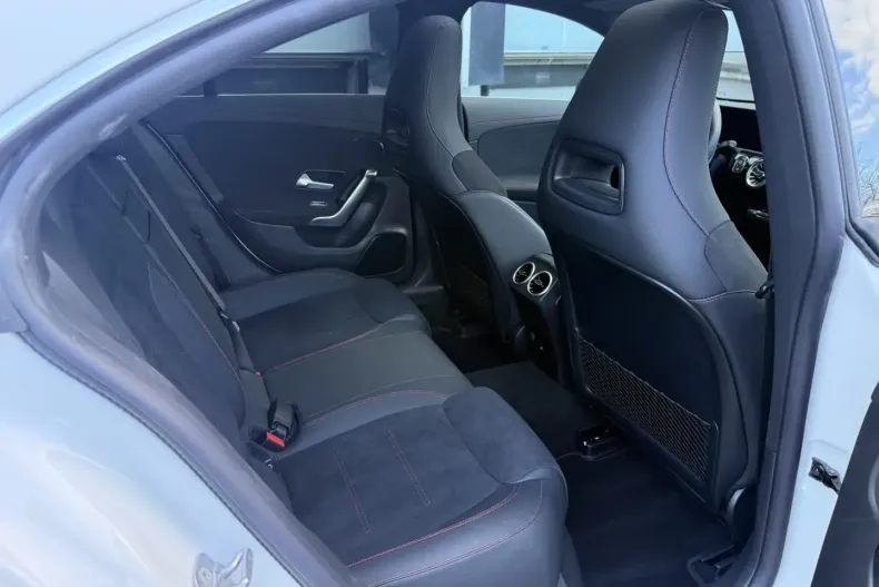 Mercedes-Benz CLA 200 din 2025 cu 3.800 km - oferta MER170292 - foto 28