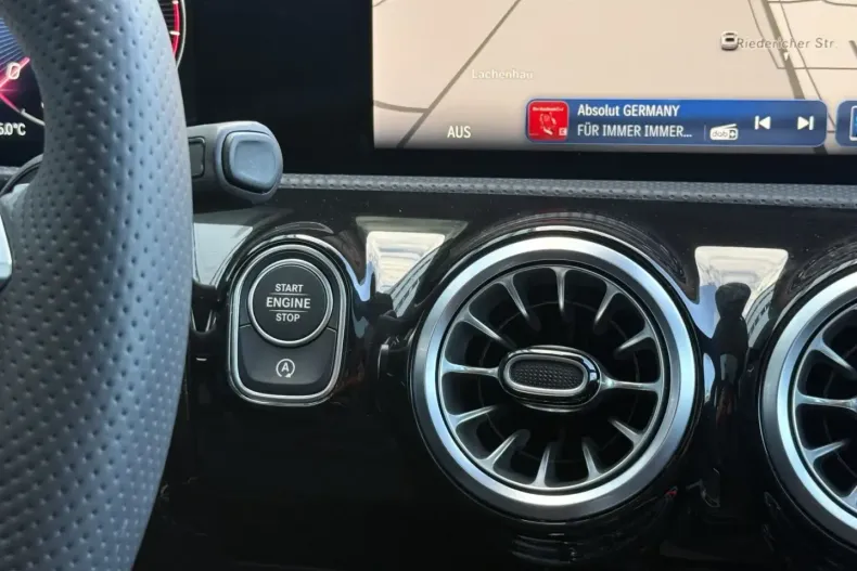 Mercedes-Benz CLA 200 din 2025 cu 3.800 km - oferta MER170292 - foto 40