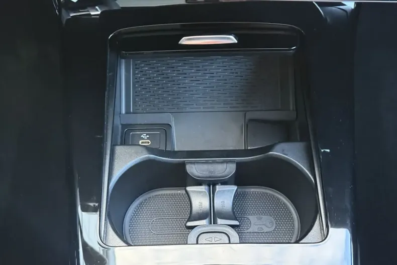 Mercedes-Benz CLA 200 din 2025 cu 3.800 km - oferta MER170292 - foto 41