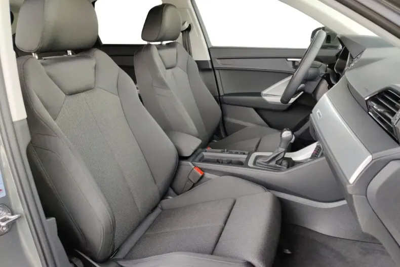 Audi Q3 din 2024 cu 9.600 km - oferta AUD170295 - foto 6