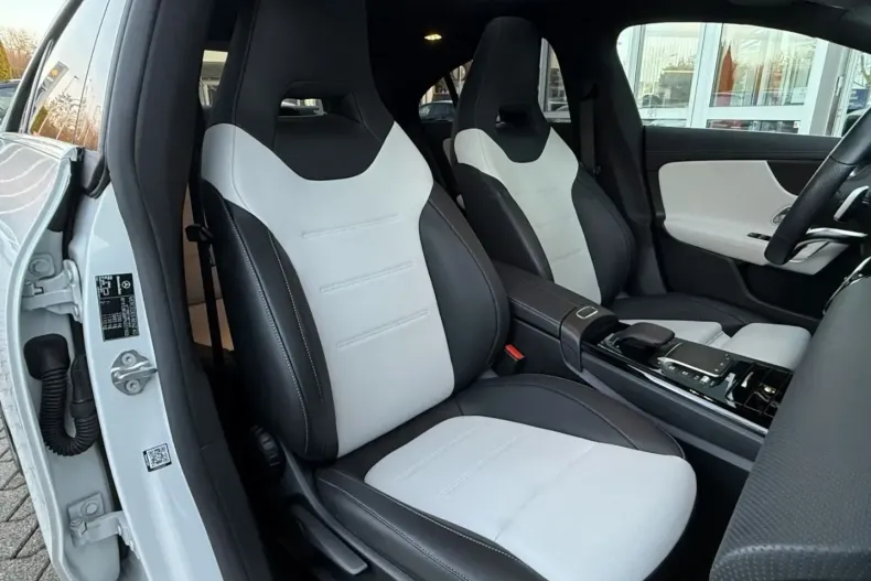 Mercedes-Benz CLA 250 din 2022 cu 26.360 km - oferta MER170342 - foto 20