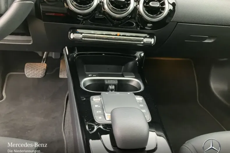 Mercedes-Benz CLA 200 din 2023 cu 57.761 km - oferta MER170347 - foto 11