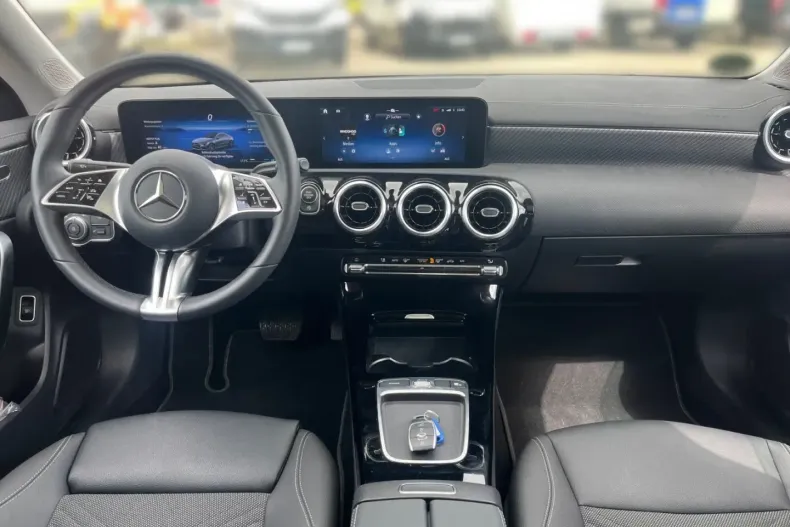 Mercedes-Benz CLA 180 din 2024 cu 19.300 km - oferta MER170355 - foto 8