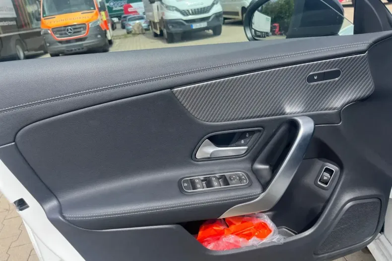 Mercedes-Benz CLA 180 din 2024 cu 19.300 km - oferta MER170355 - foto 13