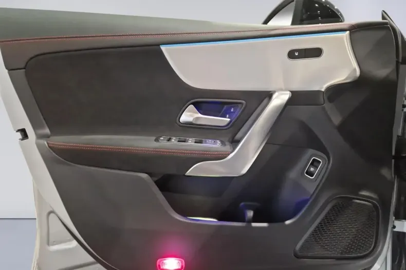 Mercedes-Benz CLA 250 din 2024 cu 4.705 km - oferta MER170451 - foto 14