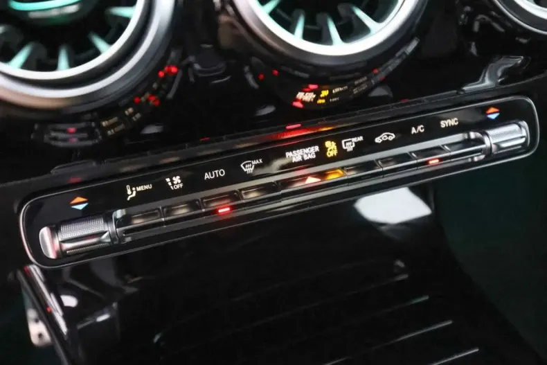 Mercedes-Benz CLA 250 din 2024 cu 14.800 km - oferta MER170452 - foto 11