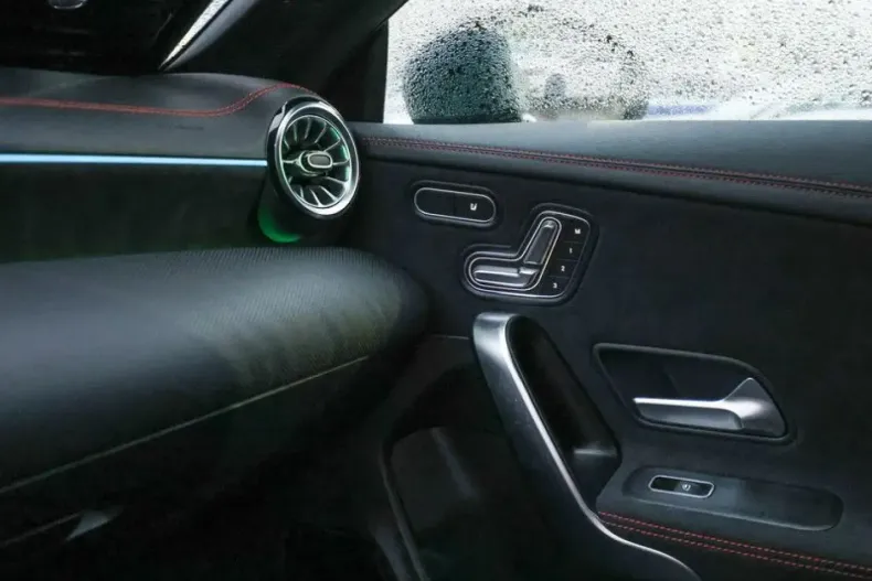 Mercedes-Benz CLA 250 din 2024 cu 14.800 km - oferta MER170452 - foto 14