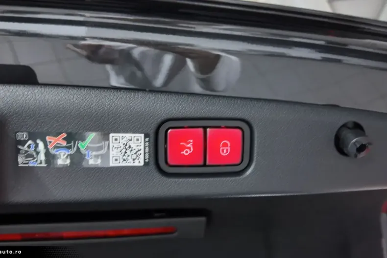 Mercedes-Benz E 220 din 2024 cu 13.000 km - oferta MER170653 - foto 36