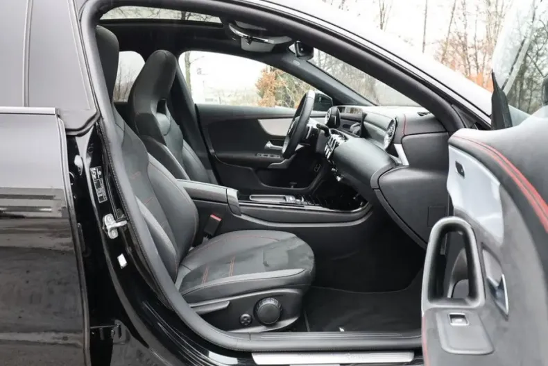 Mercedes-Benz CLA 200 din 2024 cu 13.611 km - oferta MER170855 - foto 2