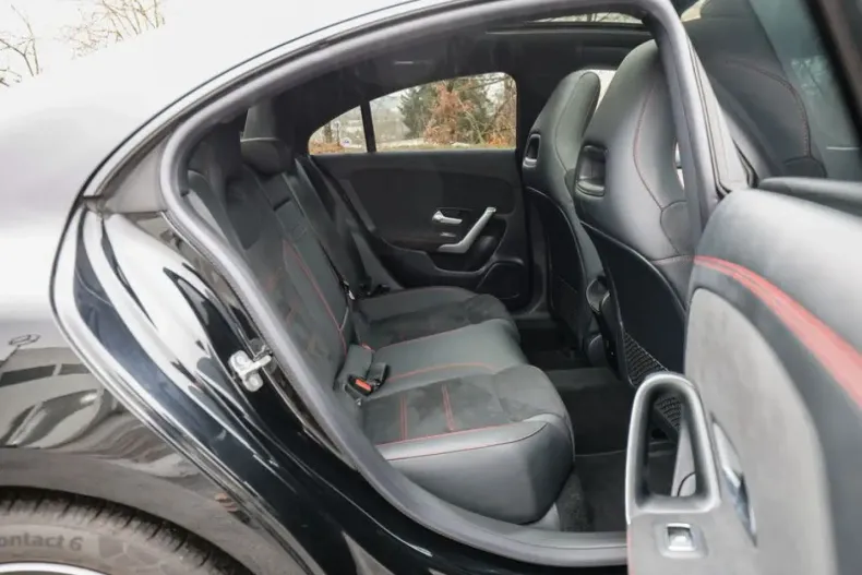 Mercedes-Benz CLA 200 din 2024 cu 13.611 km - oferta MER170855 - foto 4