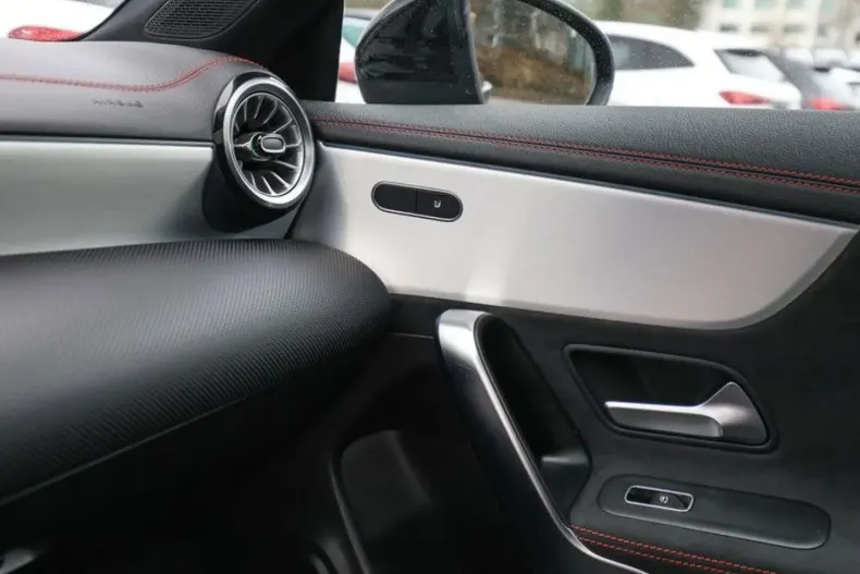 Mercedes-Benz CLA 200 din 2024 cu 13.611 km - oferta MER170855 - foto 14