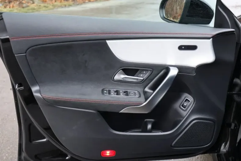 Mercedes-Benz CLA 200 din 2024 cu 13.611 km - oferta MER170855 - foto 21