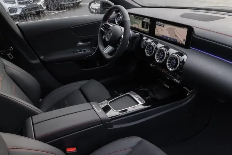 Mercedes-Benz CLA 220 din 2024 cu 14.966 km - oferta MER170861 - foto 3