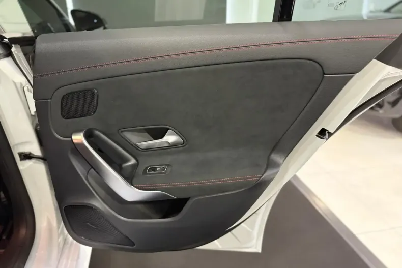 Mercedes-Benz CLA 250 din 2021 cu 25.537 km - oferta MER170897 - foto 24