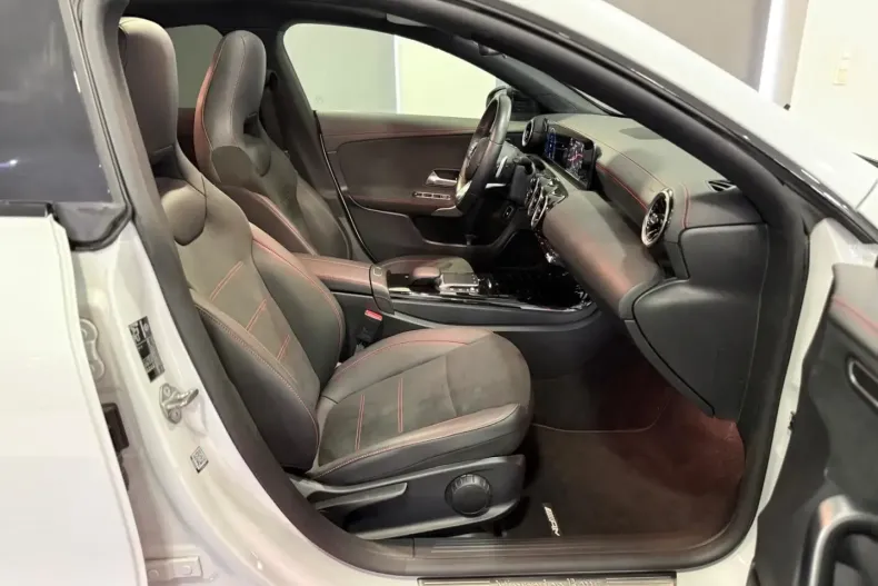Mercedes-Benz CLA 250 din 2021 cu 25.537 km - oferta MER170897 - foto 29