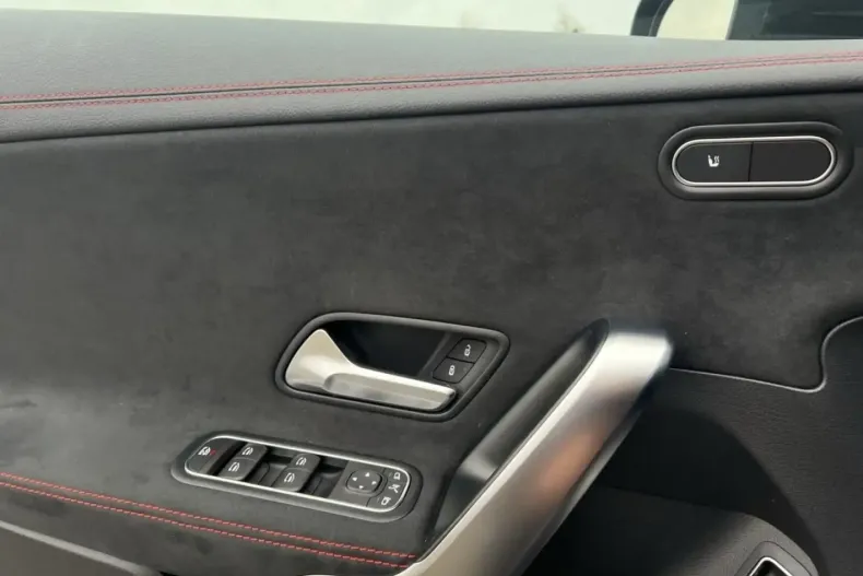 Mercedes-Benz CLA 250 din 2022 cu 52.205 km - oferta MER170947 - foto 16