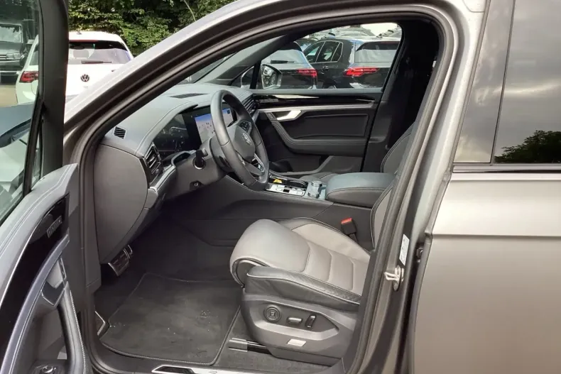 Volkswagen Touareg din 2024 cu 5.500 km - oferta VOL170979 - foto 6